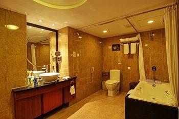 Tiantan Hotel 4*
